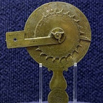 "Dieses Foto" von Unbekannter Autor ist lizenziert gemäß CC BY-SA 19 uhr