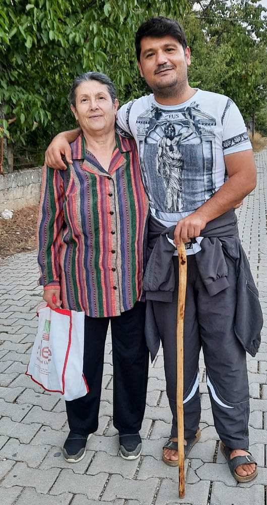 2022 08 Ugur mit Mutter